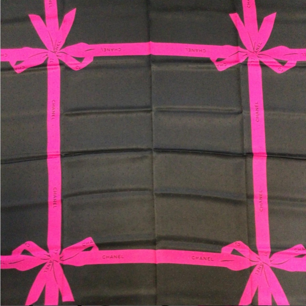 CHANEL Ribbon Design Silk Scarf in Black and Pink EUC
Care tags attached